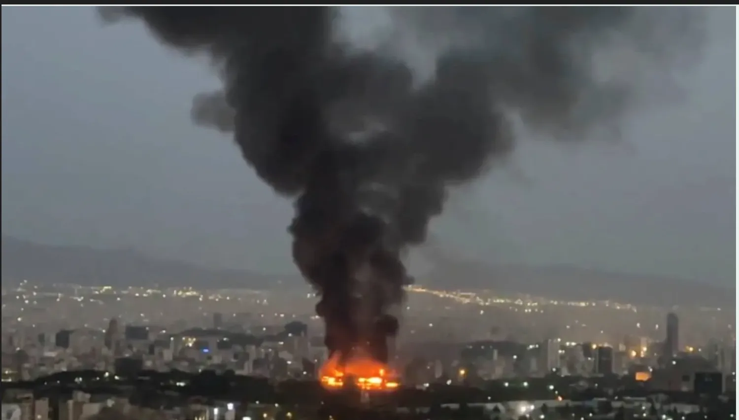 سحب الدخان تتصاعد من موقع قصفه الطيران الإسرائيلي في طهران (رويترز)