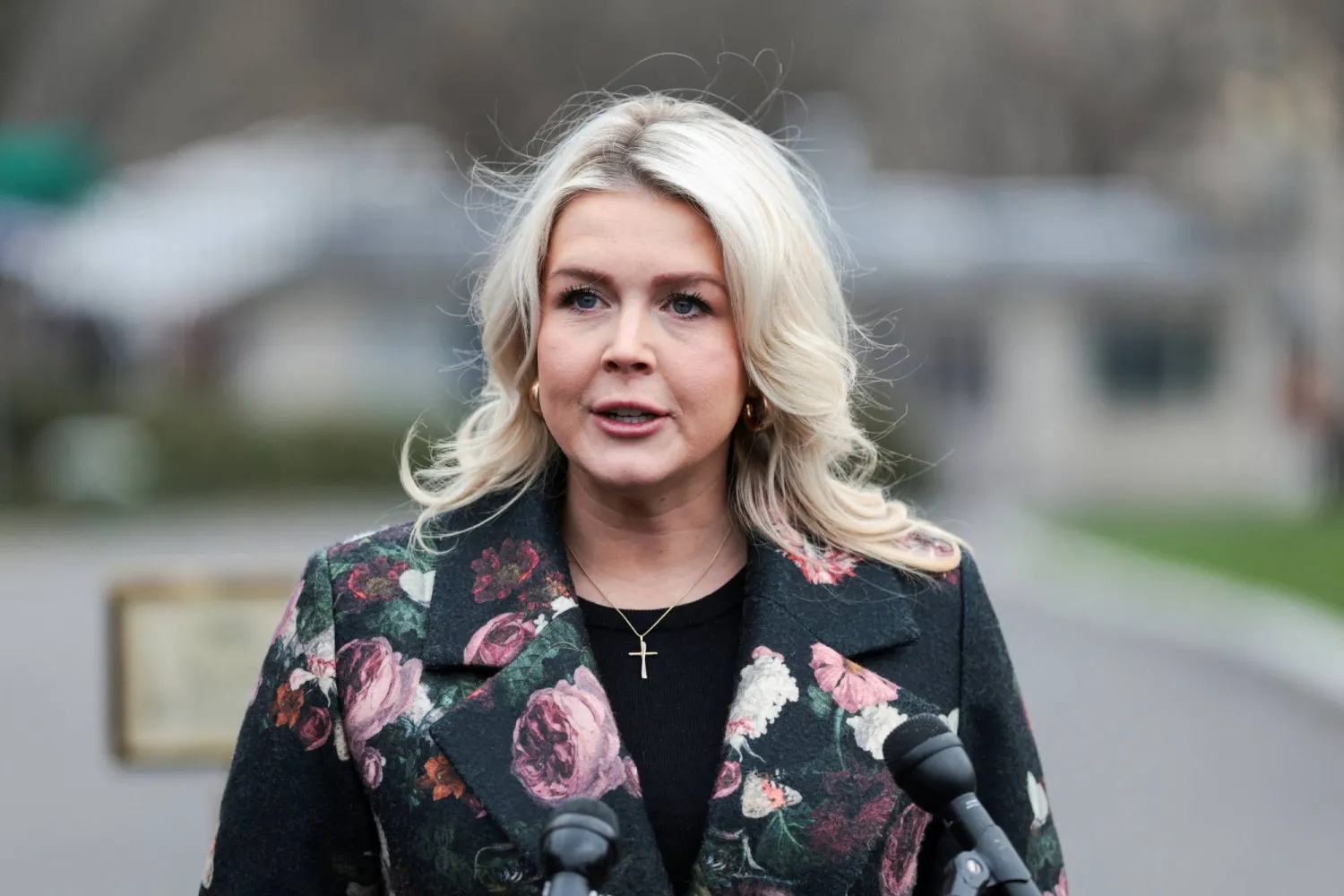 كارولاين ليفيت المتحدثة باسم البيت الأبيض تتحدث إلى الصحافيين في مدخل الجناح الغربي للبيت الأبيض بواشنطن 18 مارس 2026 (رويترز)