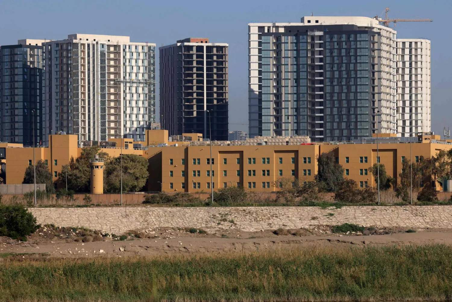 السفارة الأميركية (في المقدمة) في المنطقة الخضراء المحصنة ببغداد 17 مارس 2026 (أ.ف.ب)