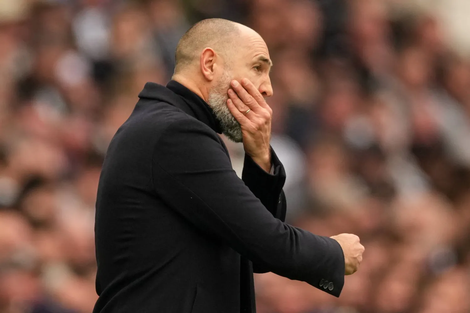 إيغور تيودور فشل في تعديل مسار السبيرز (أ.ب)