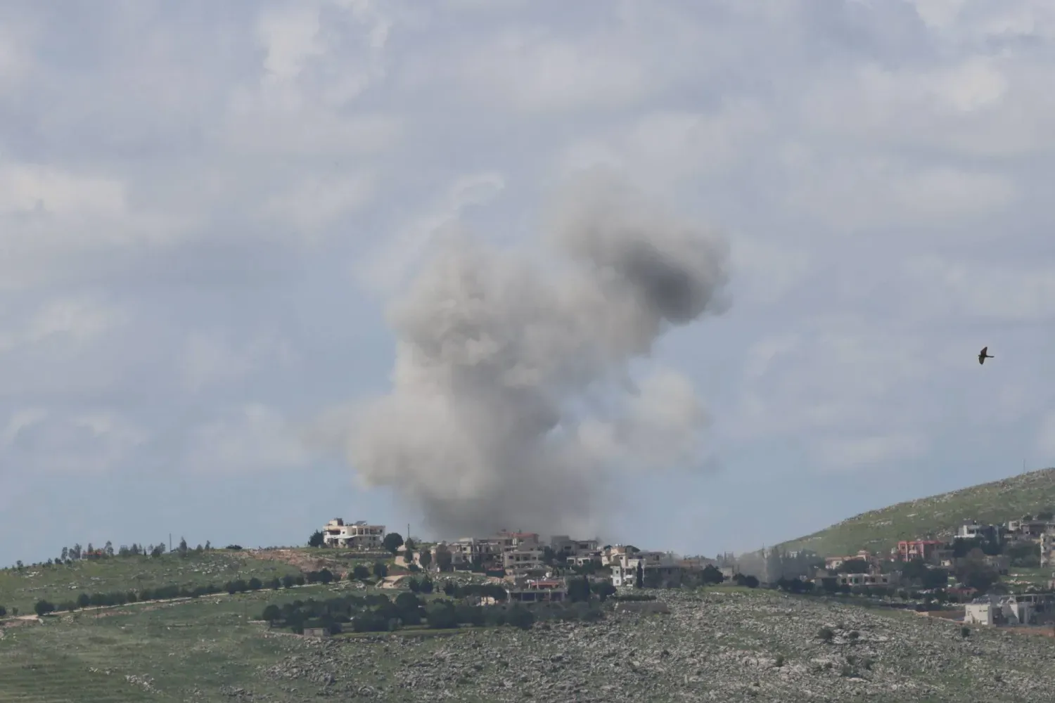 İsrail tarafından Lübnan'ın güneyindeki Merciyun bölgesine bağlı Kefer Tebnit köyüne düzenlenen hava saldırısının ardından yükselen duman, 24 Mart 2026 (AFP)