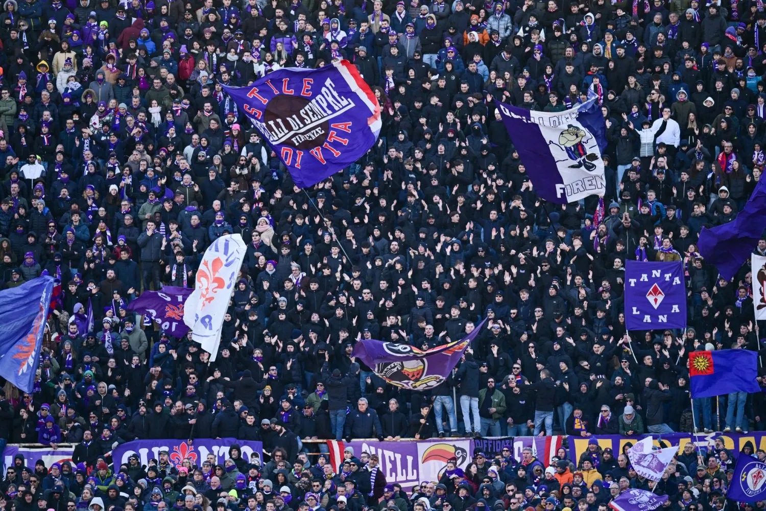 جماهير فيورنتينا تترقب الاحتفال بمئوية النادي (رويترز) 