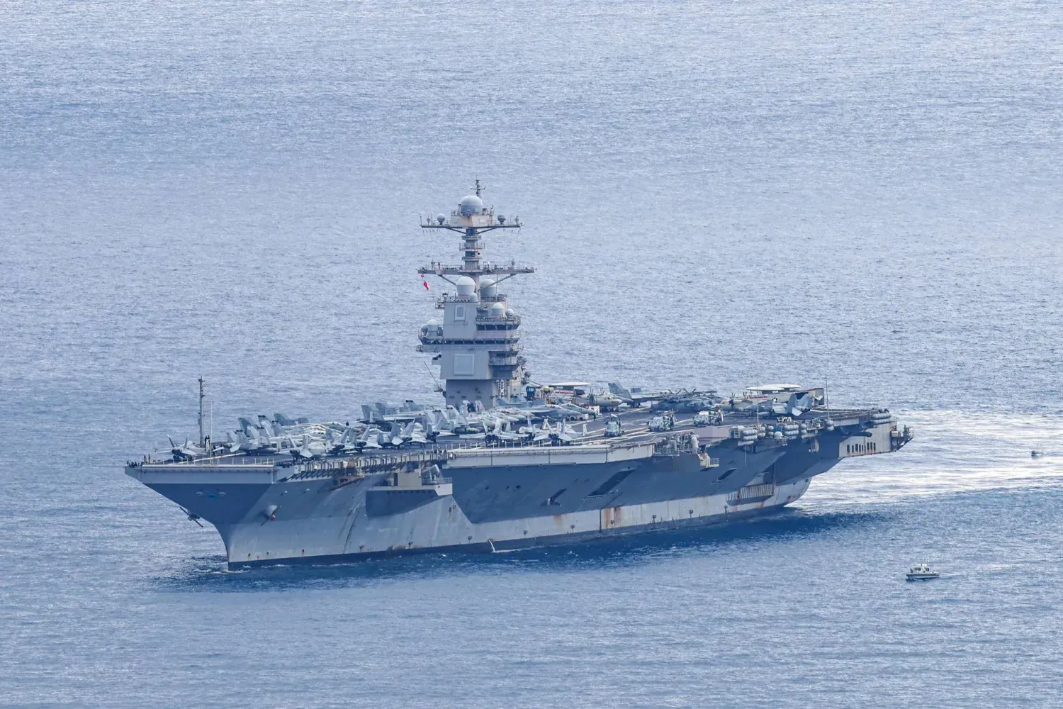 Dünyanın en büyük ABD uçak gemisi Gerald Ford, Ortadoğu'daki savaş operasyonlarının bir parçası olarak görev yaptıktan sonra 23 Mart 2026'da Yunanistan'ın Girit adasındaki Suda Körfezi deniz üssüne geldi (AFP)