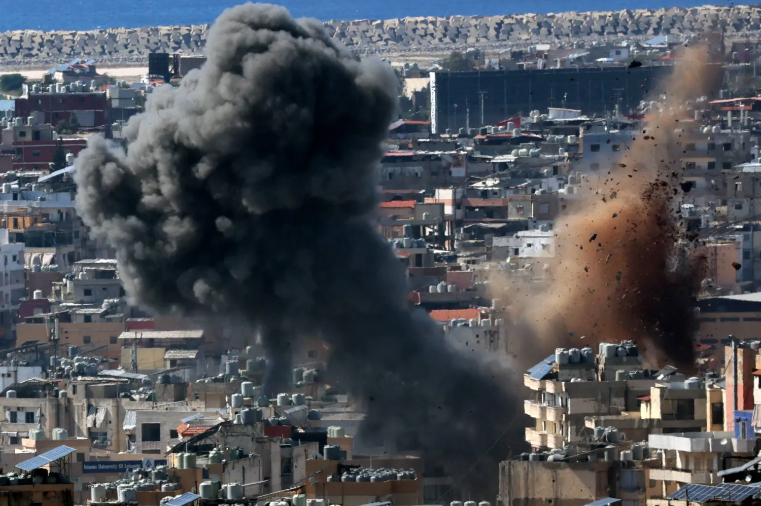 دخان القصف يتصاعد في الضاحية الجنوبية لبيروت بعد غارة جوية في 9 مارس 2026 (إ.ب.أ)