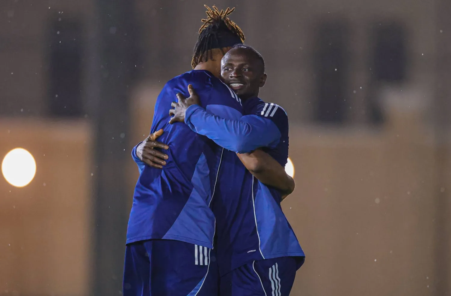 ساديو ماني خلال مشاركته في الحصة التدريبية (نادي النصر) 