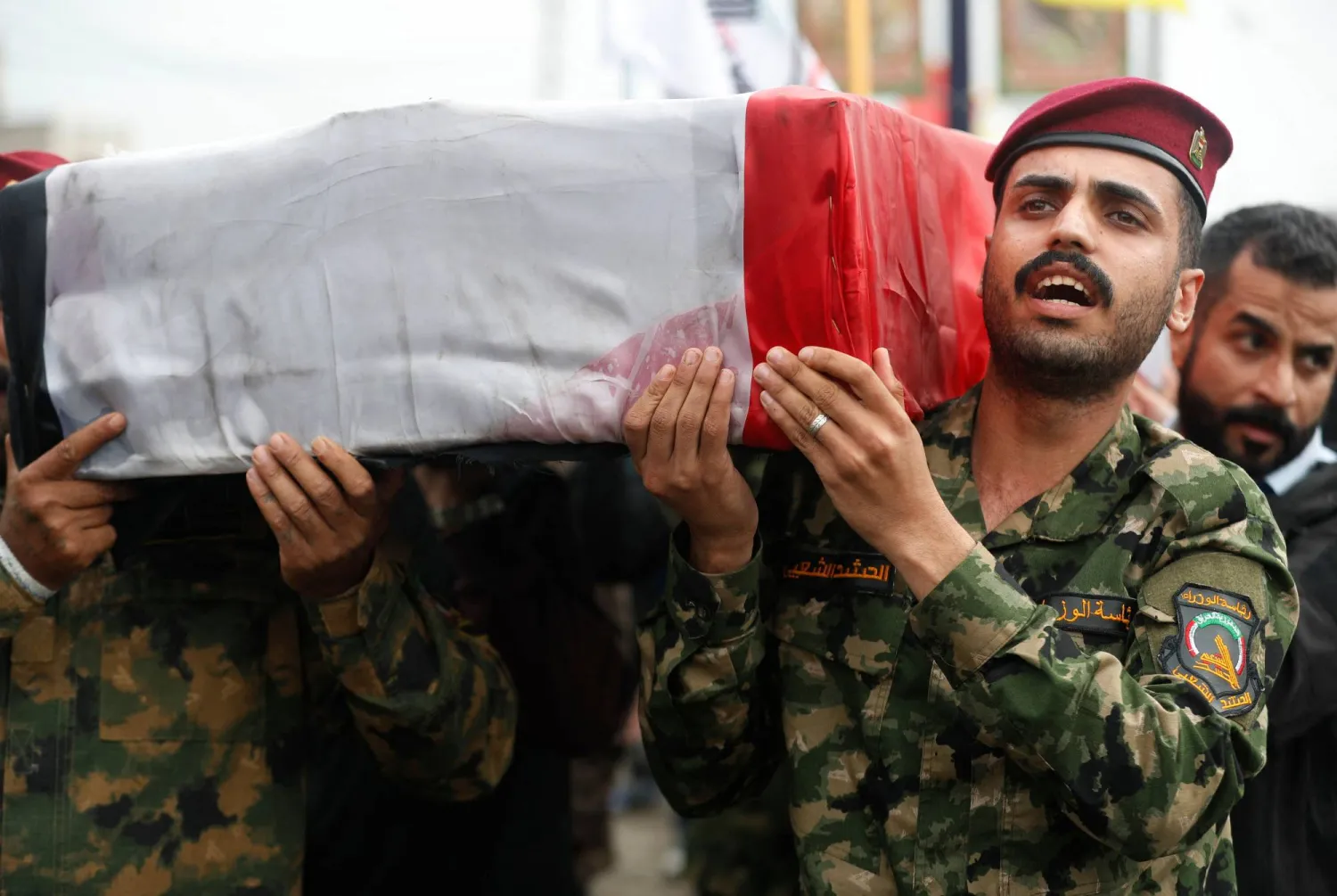 عناصر من الحشد الشعبي في العراق يحملون نعشاً خلال تشييع لقائد عمليات الأنبار في بغداد في 24 مارس 2026 (أ.ف.ب)