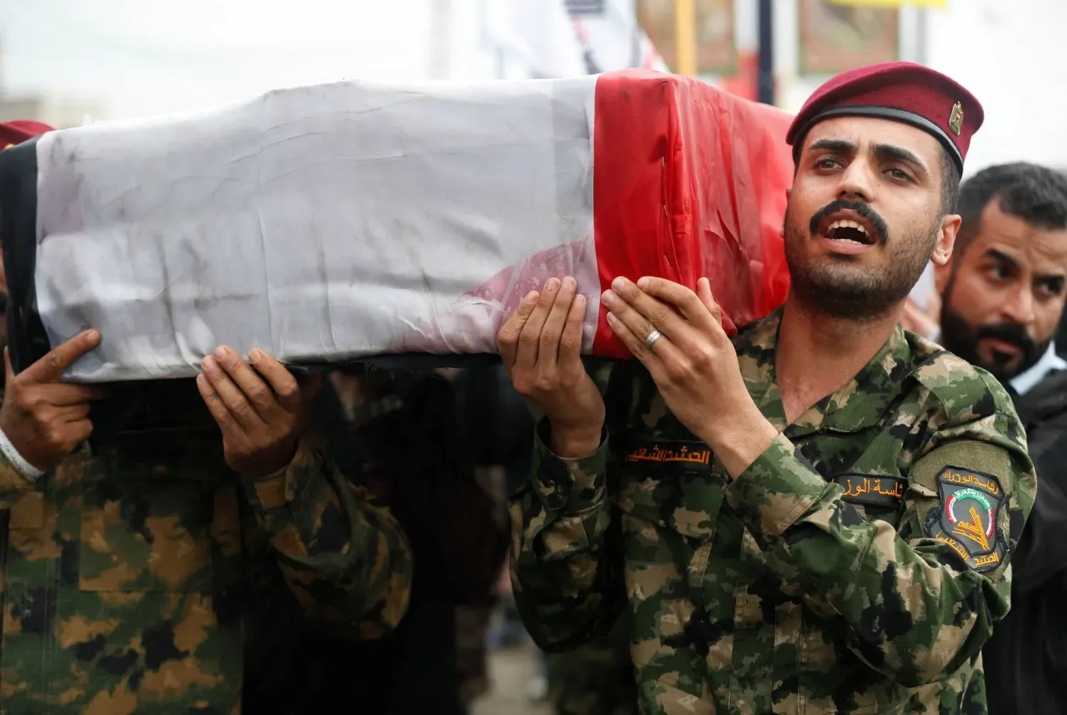 Haşdi Şabi mensupları, 24 Mart 2026'da Bağdat'ta Enbar Operasyonları Komutanı'nın cenaze töreninde tabutu taşıyor (AFP)