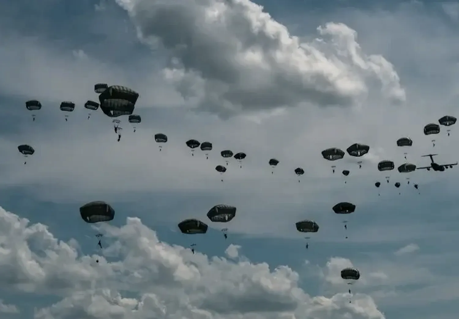 قوات المظليين التابعين للفرقة 82 المحمولة جوا يجرون عملية تكتيكية جوية جماعية بمنطقة هولاند دروب زون في فورت براغ بنورث كارولاينا (الجيش الأميركي)