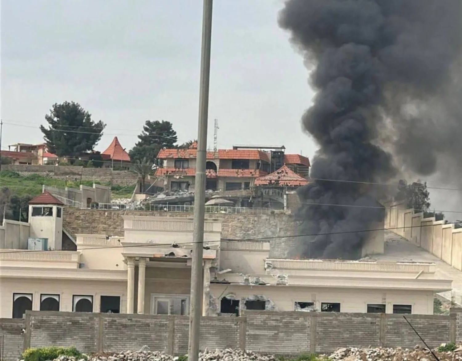 صورة وثقها سكان محليون تظهر تصاعد دخان من موقعٍ قُصف في الموصل أمس وقالوا إن الضربة استهدفت منزلاً تستخدمه قيادات في «الحشد الشعبي»