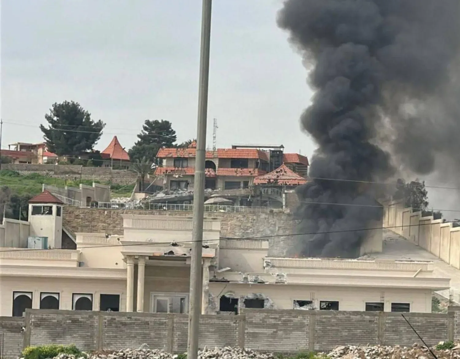 Yerel halk tarafından çekilen fotoğrafta, dün Musul'da bombalanan bir bölgeden yükselen duman görülüyor. Yetkililer, saldırının Haşdi Şabi liderlerinin kullandığı bir evi hedef aldığını söyledi