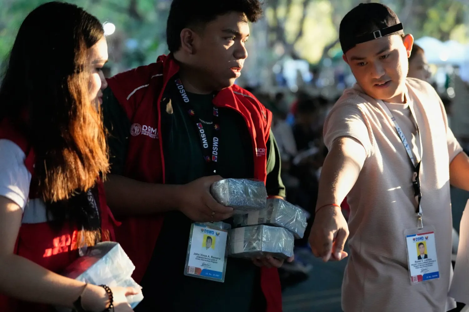 عمال يحملون نقوداً قبل بدء برنامج مساعدات نقدية لسائقي سيارات الجيبني من الحكومة لمساعدتهم في تحسين سبل عيشهم مع استمرار ارتفاع أسعار النفط (أ.ب)