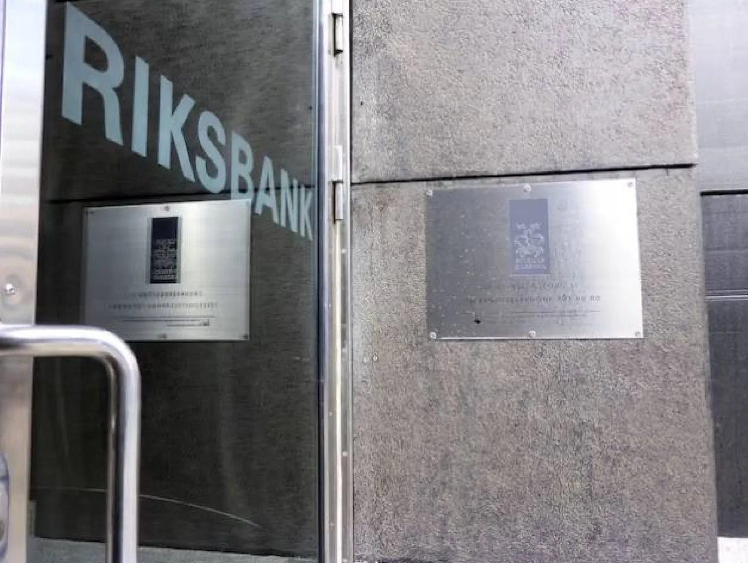 مدخل البنك المركزي السويدي في استوكهولم (رويترز)