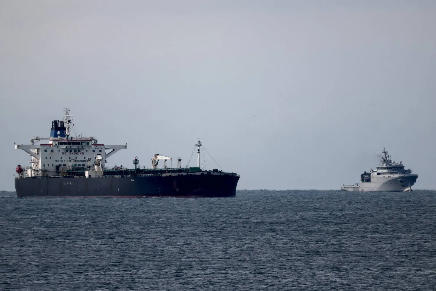 عبَرت الناقلة المملوكة لشركة «بانجشاك كوربوريشن» مضيق هرمز يوم الاثنين (أ.ف.ب)