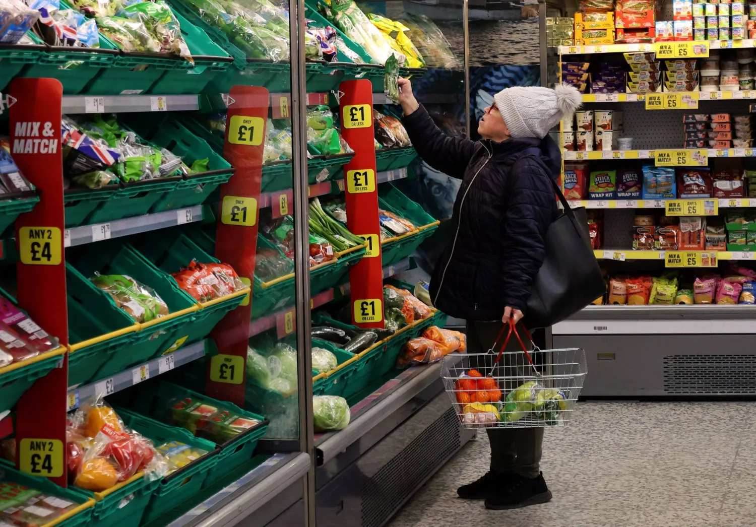 متسوقة في سوبر ماركت بلندن في بريطانيا (إ.ب.أ)