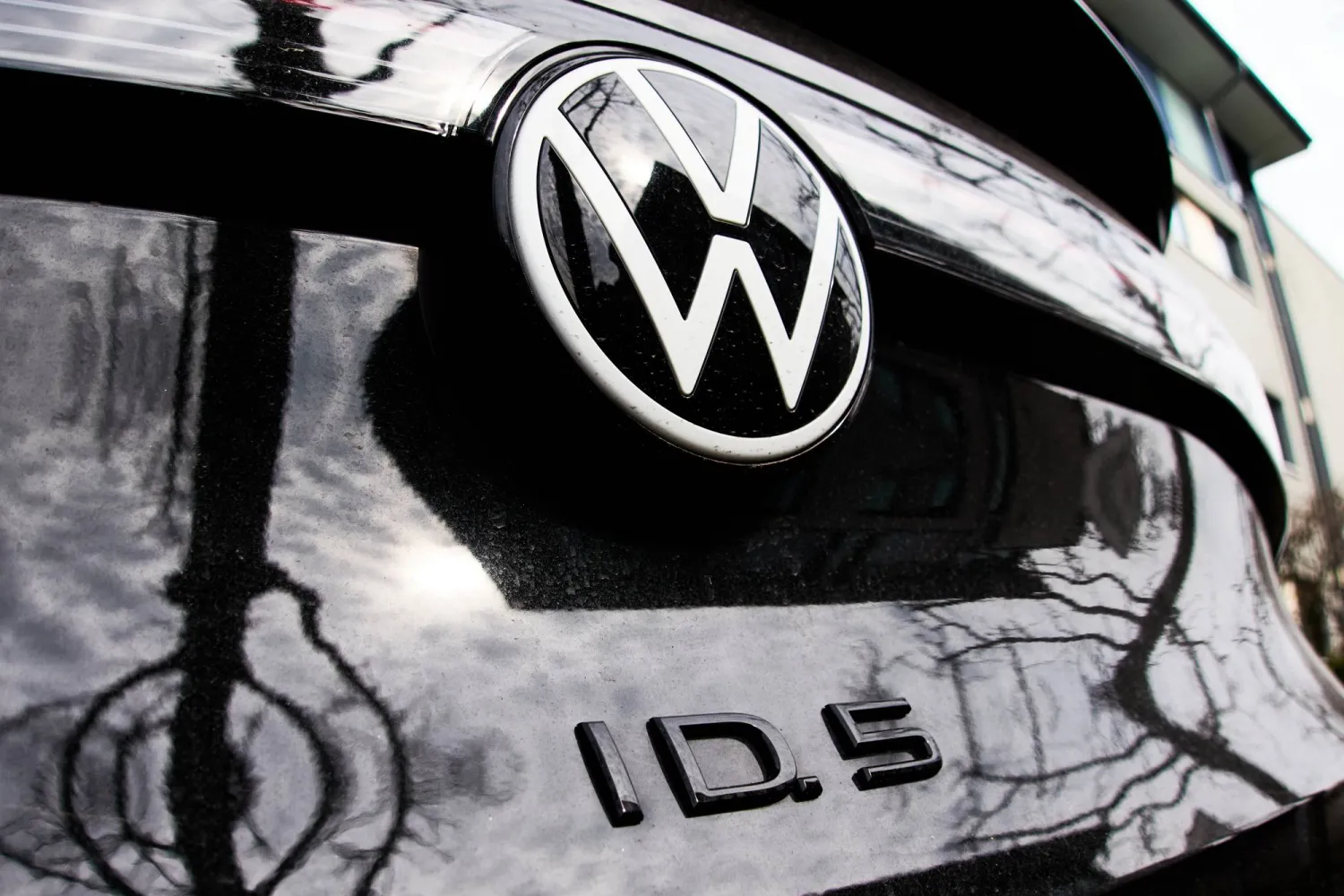 شعار شركة فولكسفاغن الألمانية في فرنكفورت (أ.ب)