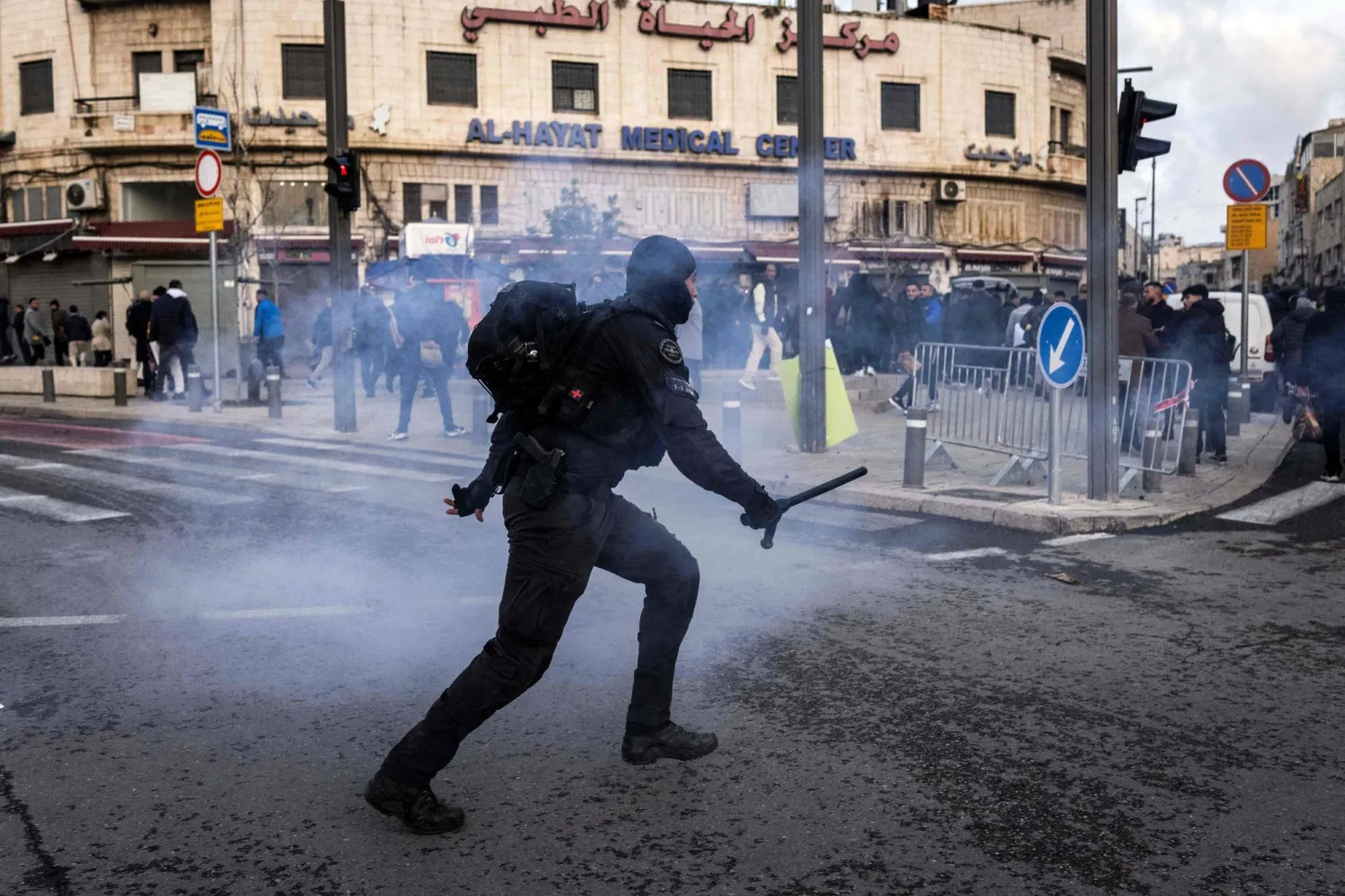 قوات الأمن الإسرائيلية تفرّق مصلين حاولوا التجمع خارج أسوار البلدة القديمة في القدس لأداء صلاة الفجر بمناسبة عيد الفطر (أ.ف.ب)