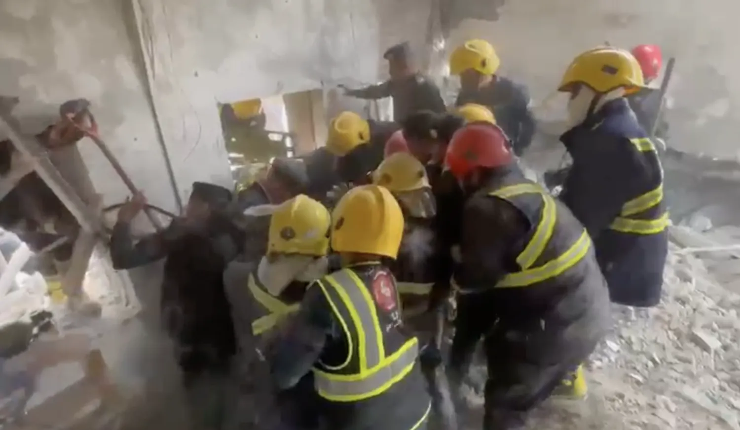 فرق الدفاع المدني تنتشل جثث جنود عراقيين داخل قاعدة الحبانية (إعلام أمني)