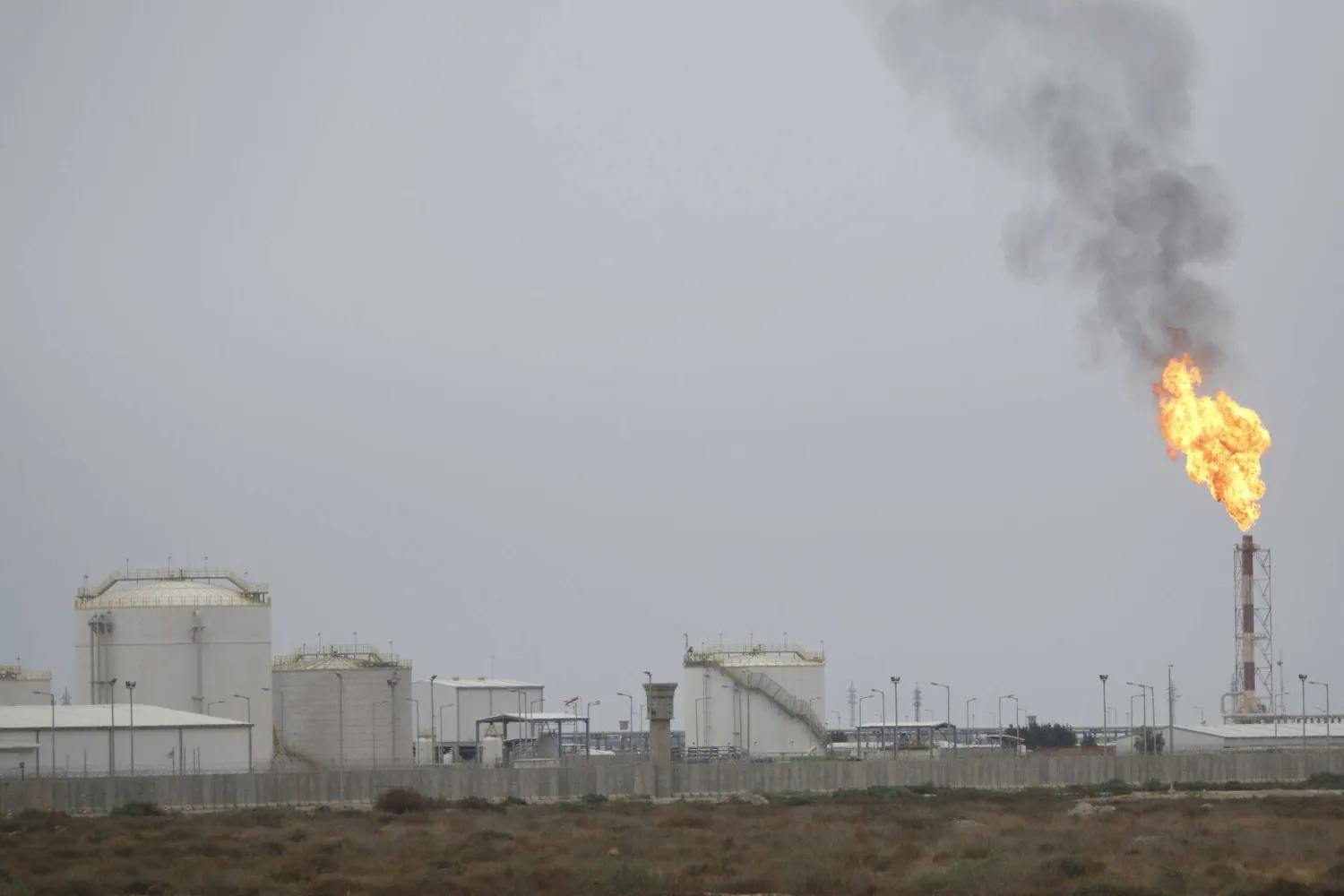 منظر عام لحقل غرب القرنة - 2 النفطي في جنوب البصرة (رويترز)