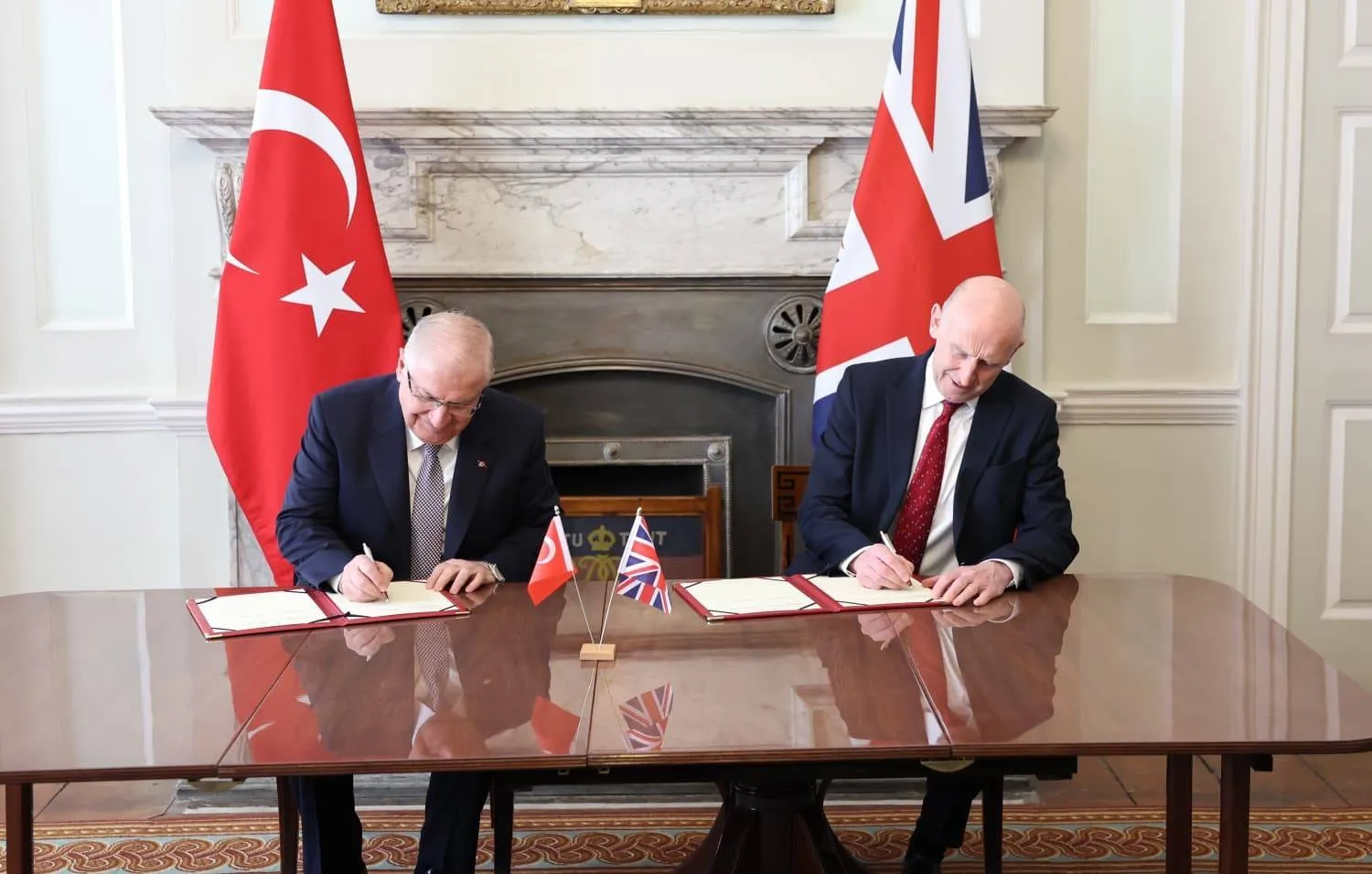 وزيرا الدفاع البريطاني والتركي خلال توقيع اتفاقية الدعم اللوجيستي وصيانة وتشغيل مقاتلات يوروفايتر تايفون في لندن الأربعاء (وزارة الدفاع التركية - إكس)