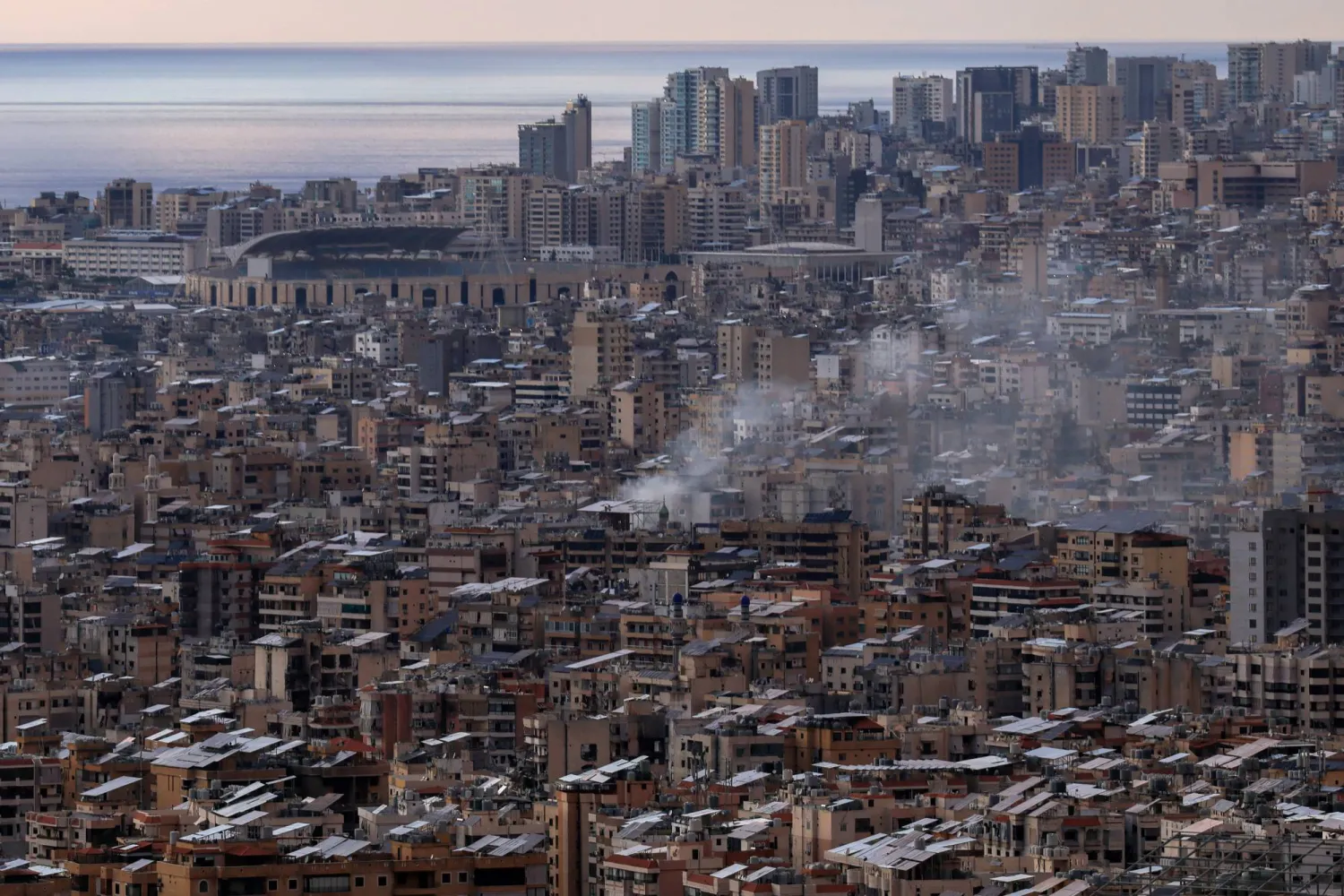 الدخان يتصاعد جراء اعتراض صاروخ إيراني فوق منطقة ساحل علما في جبل لبنان (رويترز)