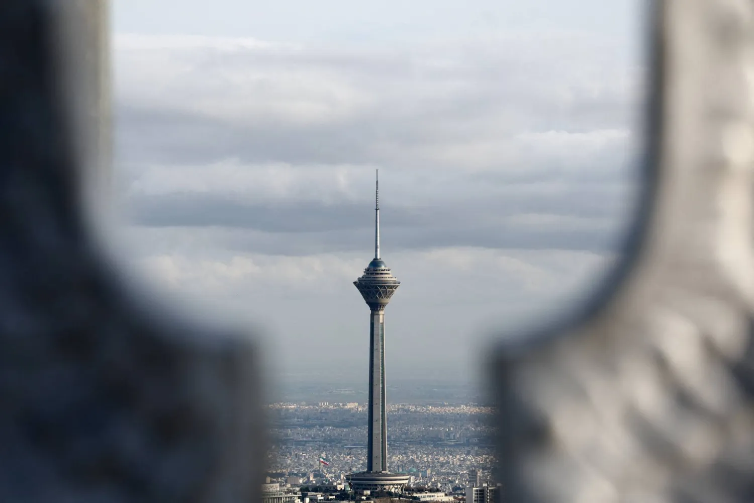 برج ميلاد أبرز معالم العاصمة طهران وسط الصراع الأميركي - الإسرائيلي مع إيران الأربعاء (رويترز)