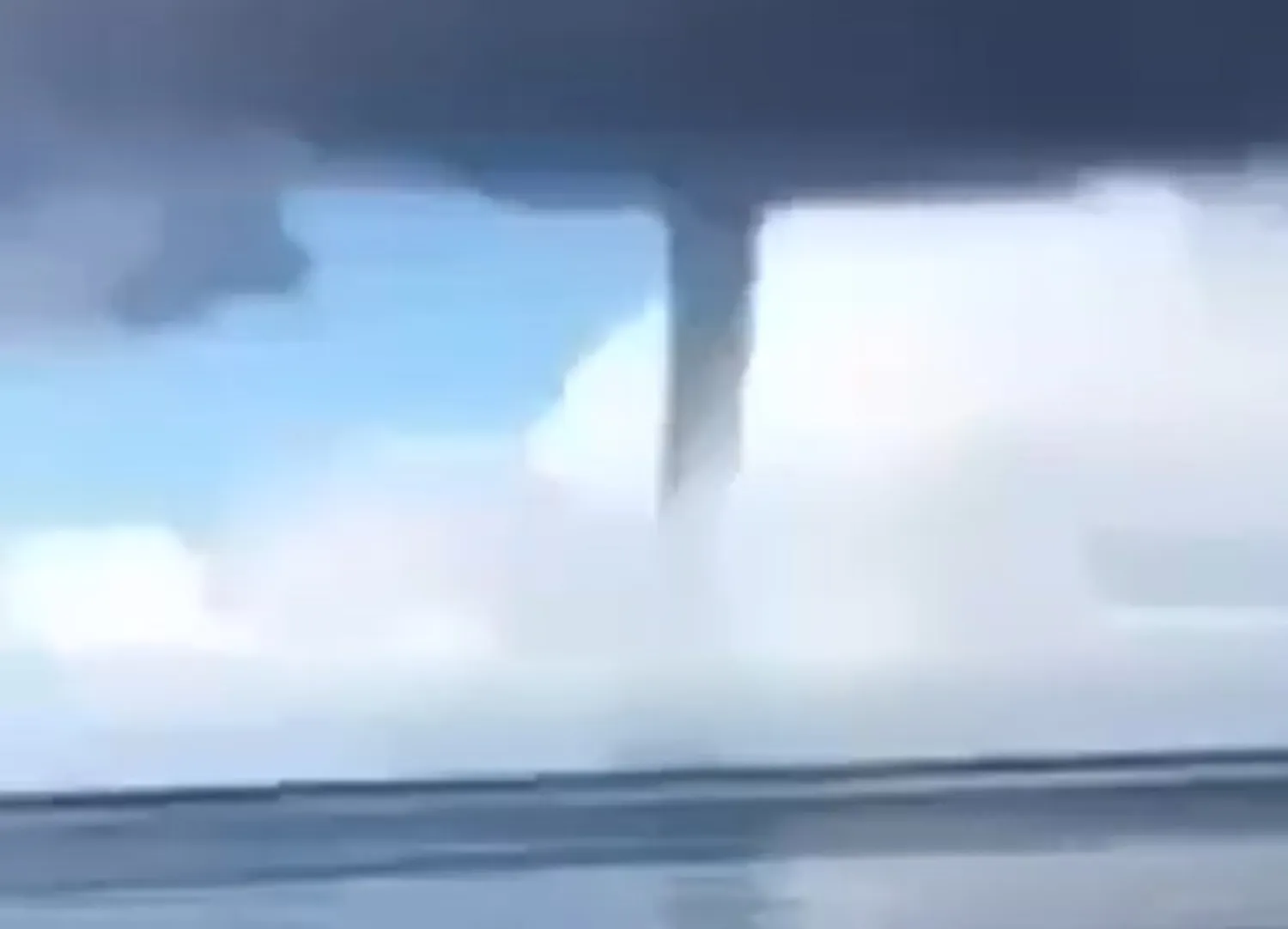 المركز السعودي للأرصاد لا يُستبعد تشكّل الشواهق المائية في البحر الأحمر (المركز)