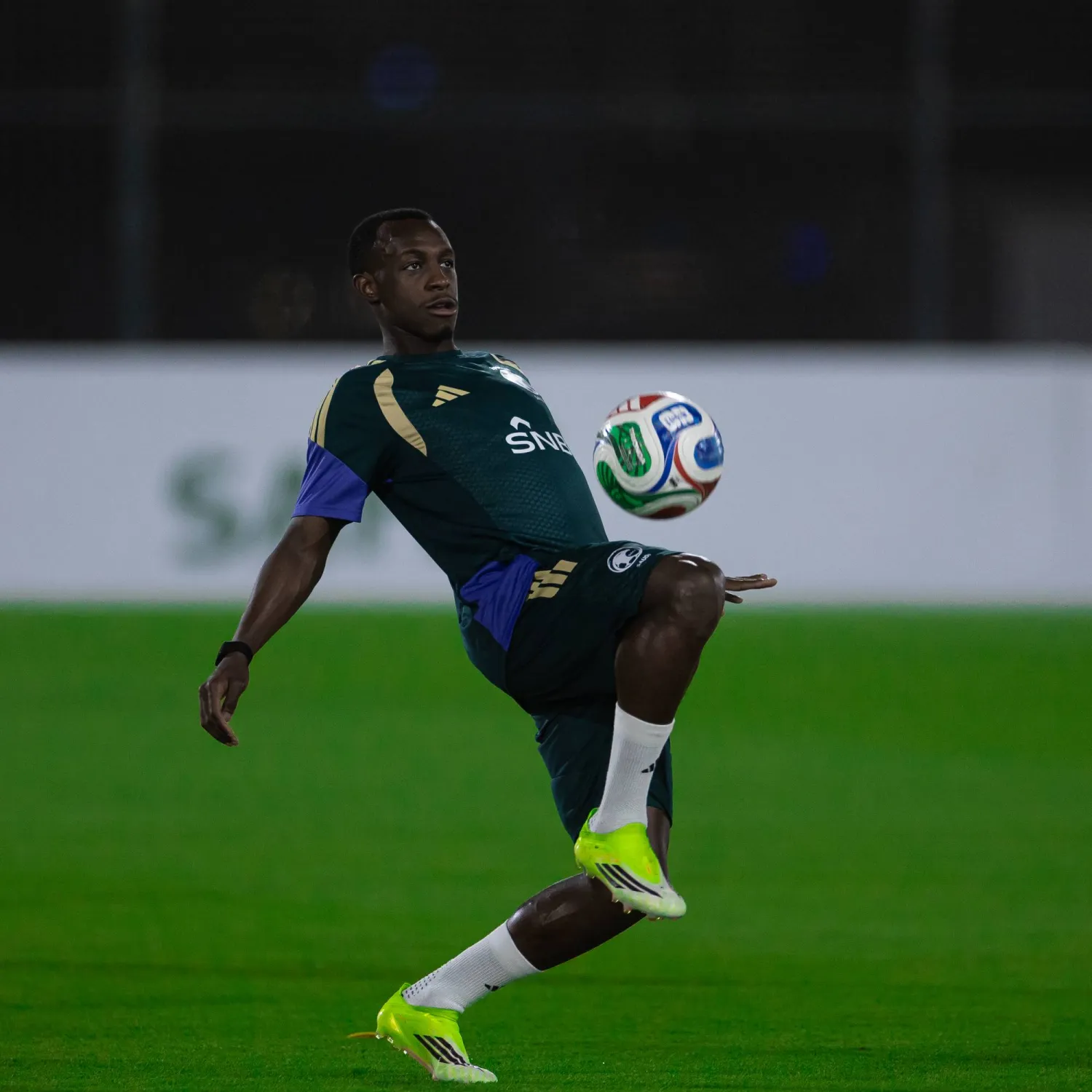 سعود عبد الحميد يستعرض مهاراته خلال الحصة التدريبية (موقع المنتخب السعودي)