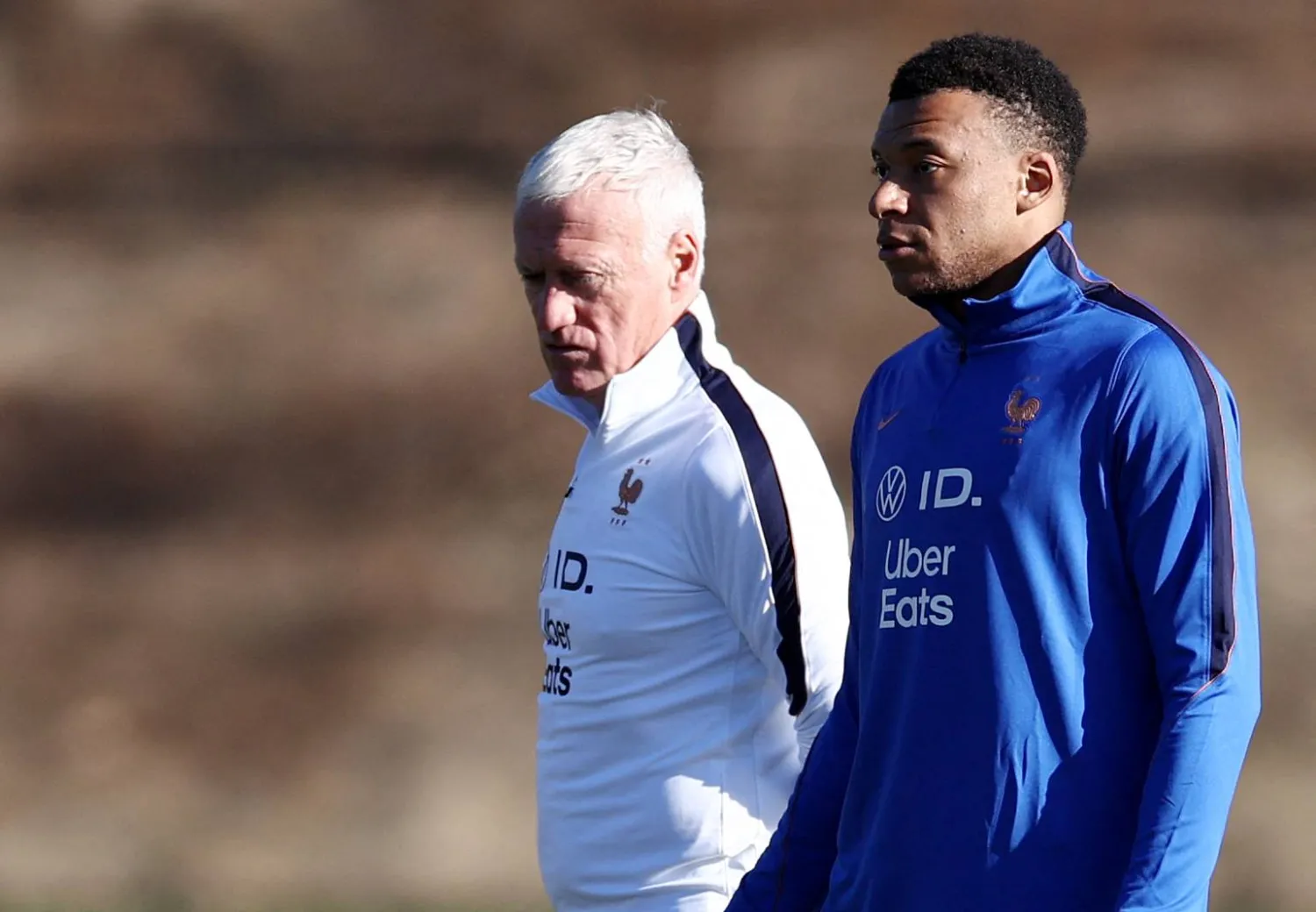 ديشان خلال قيادته تدريبات فرنسا وإلى جانبه مبابي (أ.ف.ب)

