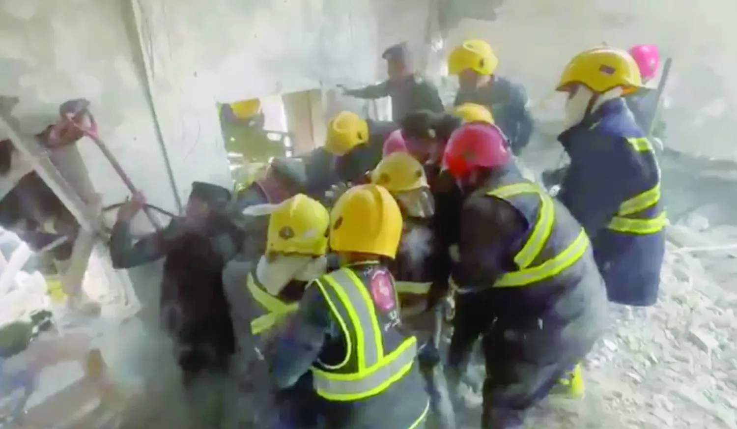 Sivil savunma ekipleri Habbaniye üssünde Irak askerlerinin cesetlerini çıkardı (Güvenlik Medyası)