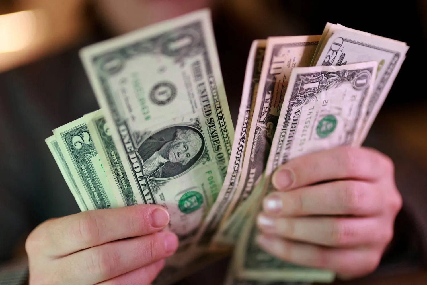 أوراق نقدية من فئة الدولار الأميركي (رويترز)