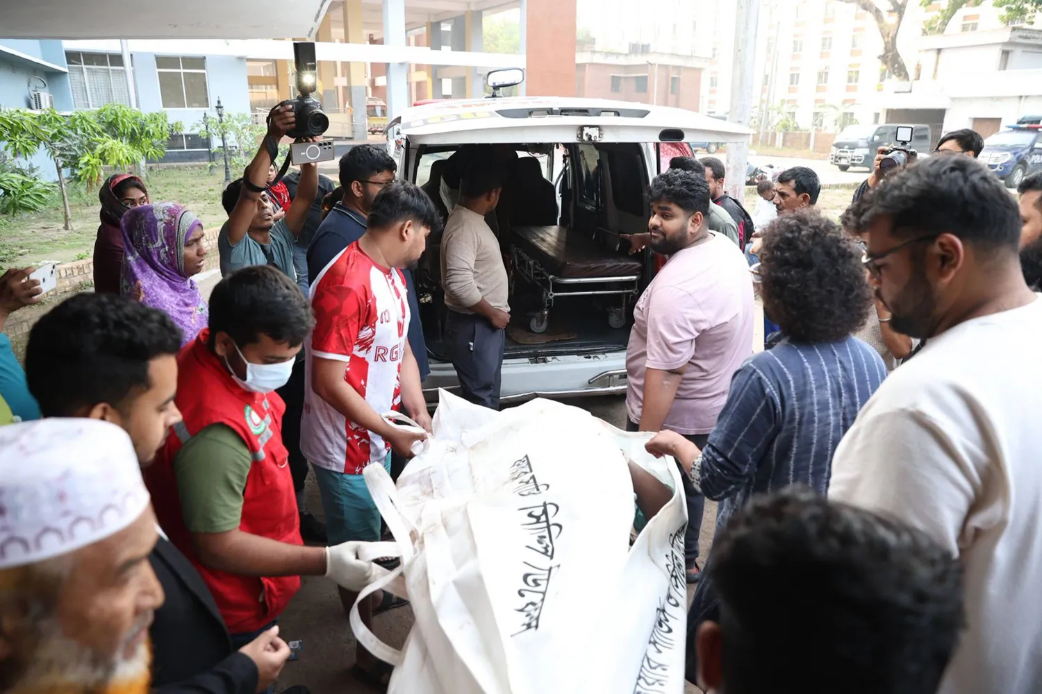 الحافلة كانت تقل نحو 40 راكباً قبل سقوطها في النهر في العاصمة دكا (إ.ب.أ)