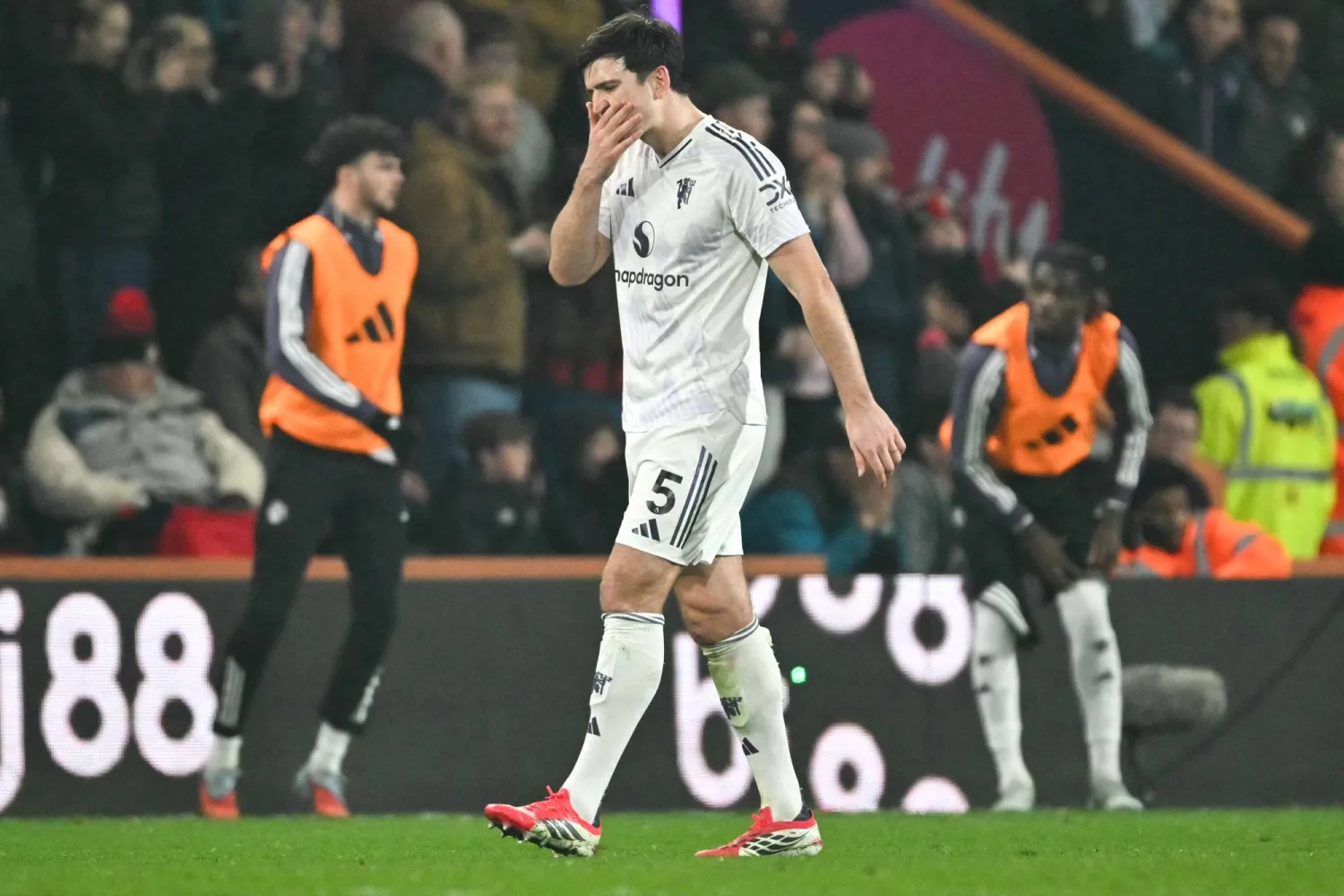 Manchester United's English defender #05 Harry Maguire is sent off the pitch after receiving a red card during the English Premier League football match between Bournemouth and Manchester United at the Vitality Stadium in Bournemouth, southern England on March 20, 2026. (Photo by Glyn KIRK / AFP) 