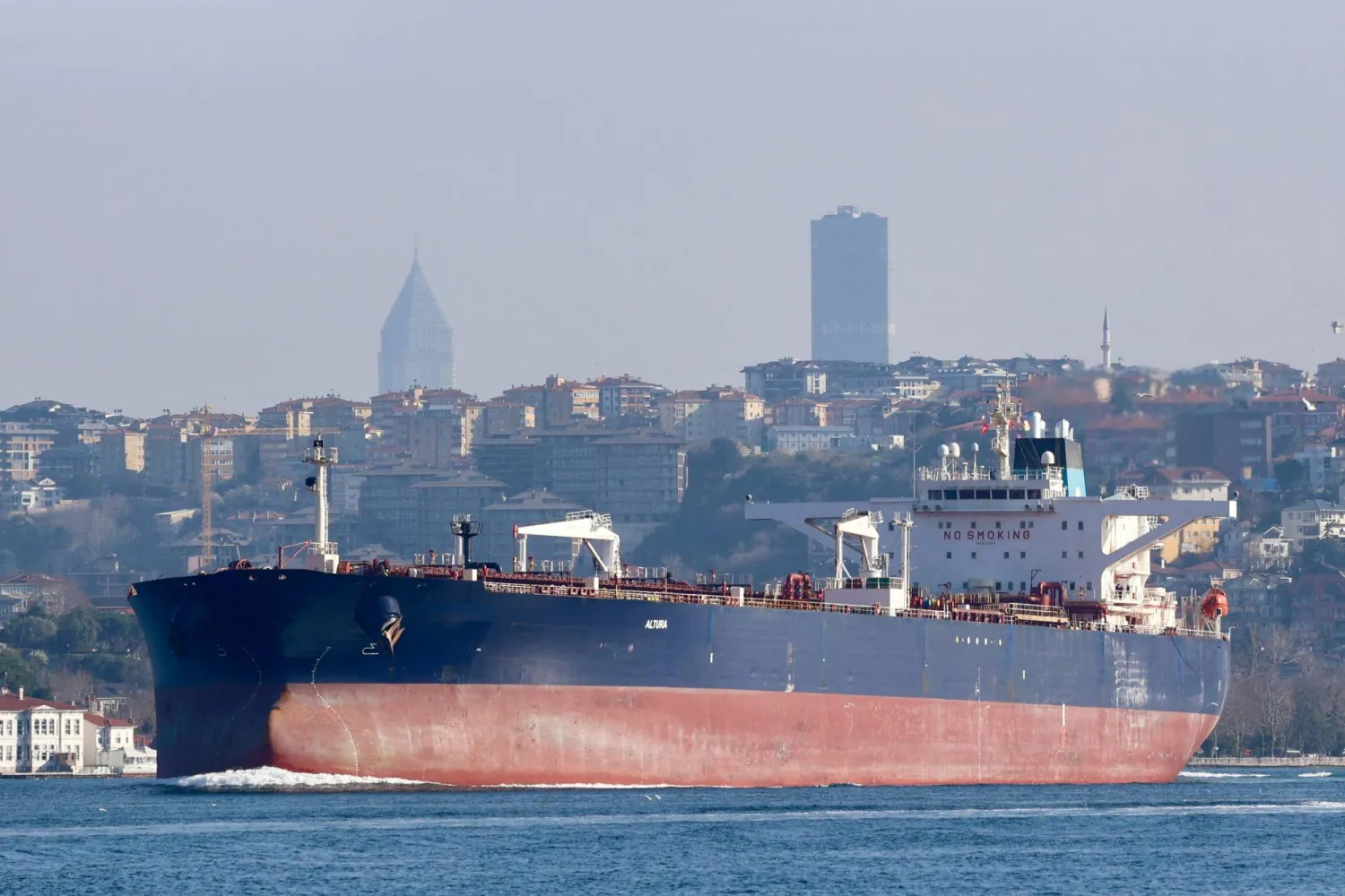 Altura, a Turkish-owned crude oil tanker, transits the Bosphorus in Istanbul, Türkiye, March 16, 2026. REUTERS/Yoruk Isik