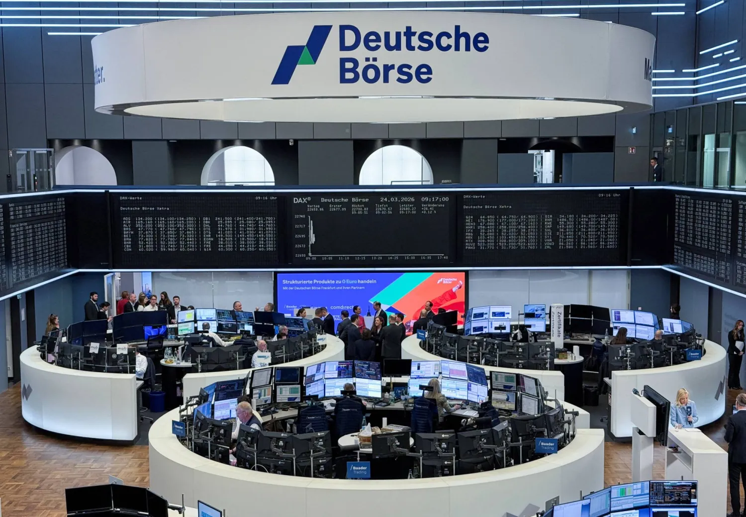 رسم بياني لمؤشر الأسهم الألماني «داكس» معروض في بورصة فرانكفورت (رويترز)