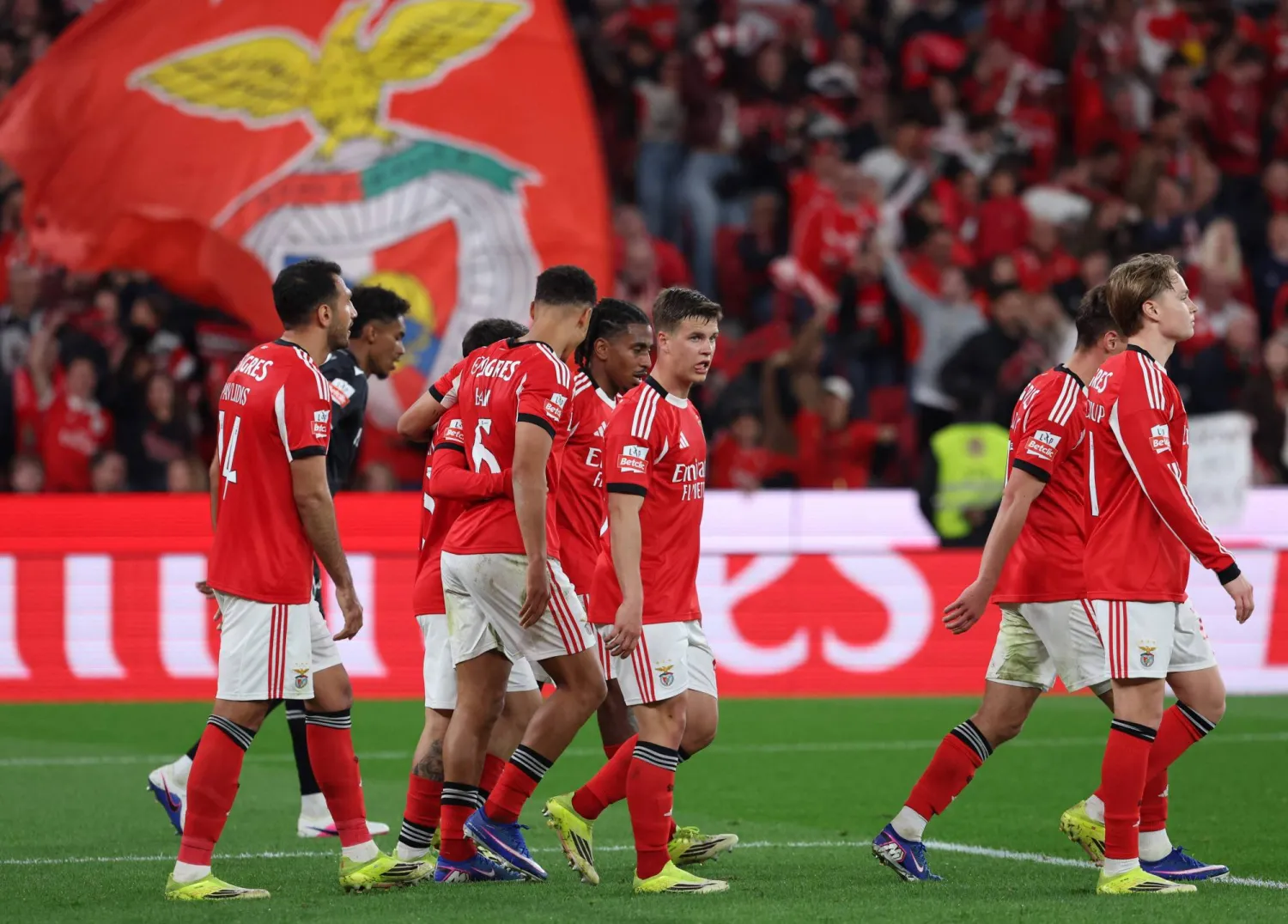 «يويفا» يعاقب بنفيكا بسبب «تجاوزات» جماهيره في مواجهة ريال مدريد (أ.ف.ب)