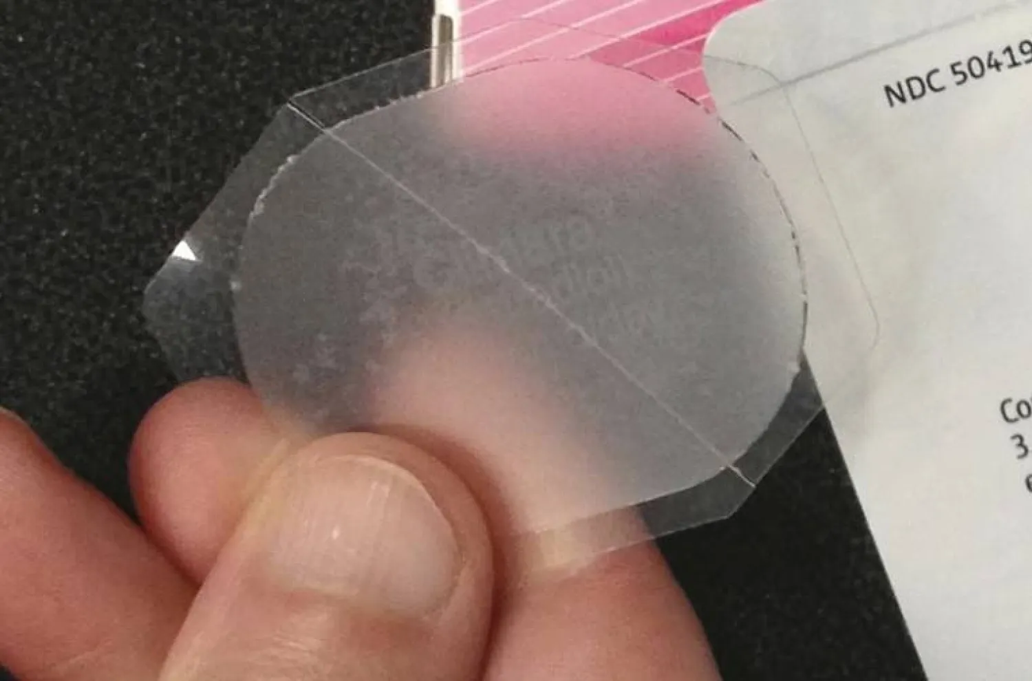 لاصقات هرمونية تُستعمل لتخفيف أعراض سن اليأس لدى النساء (أ.ب)