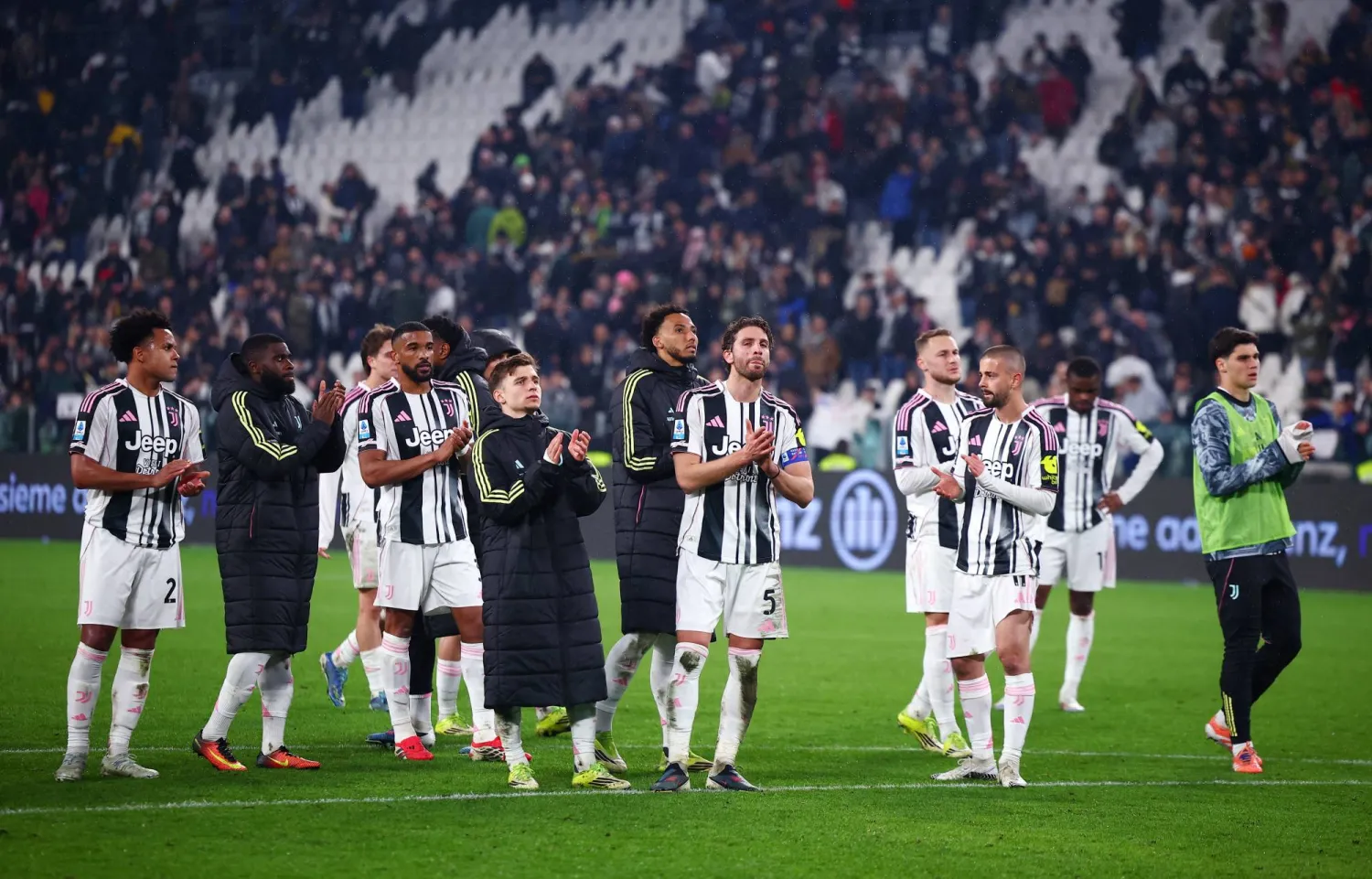 تتواصل تداعيات سياسة الانتقالات داخل نادي يوفنتوس (رويترز)