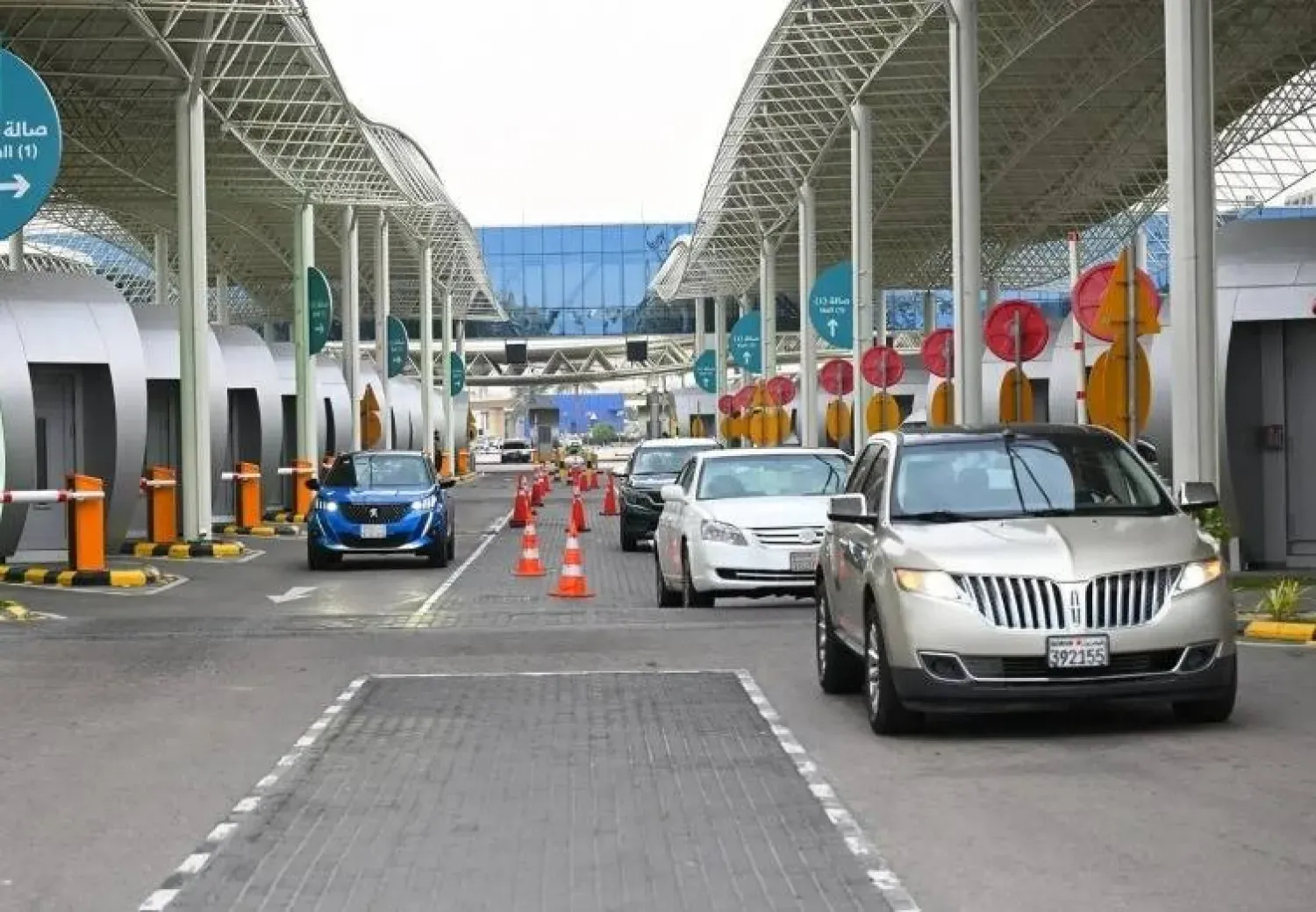 Araçlar Suudi Arabistan ile Bahreyn’i birbirine bağlayan Kral Fahd Köprüsü’nden geçiş işlemlerini tamamlıyor (SPA)