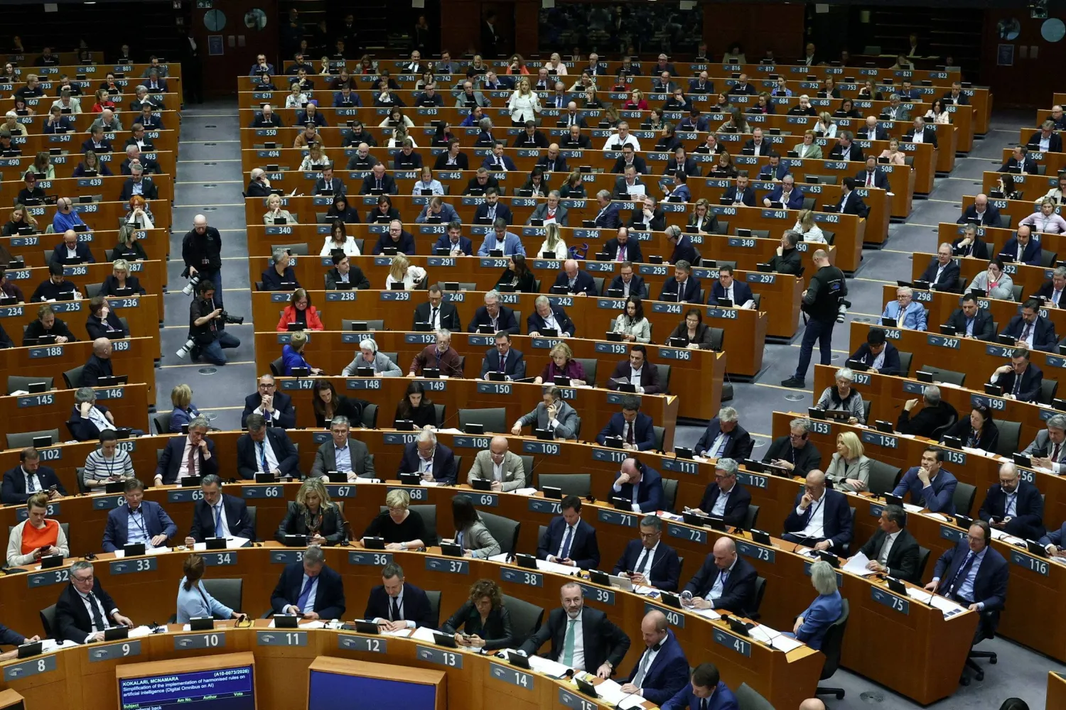 أعضاء البرلمان الأوروبي يحضرون جلسة عامة في بروكسل (رويترز)