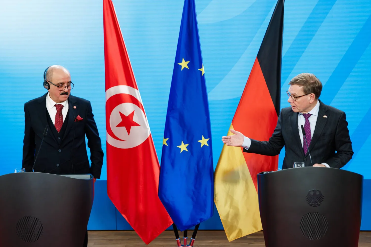 وزير الخارجية التونسي محمد علي النفطي خلال لقائه أمس نظيره الألماني في برلين (إ.ب.أ)