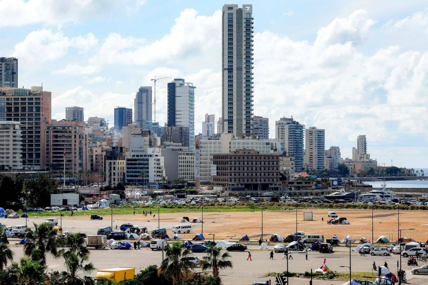 خيام للنازحين في موقف للسيارات بوسط بيروت (أ.ف.ب)