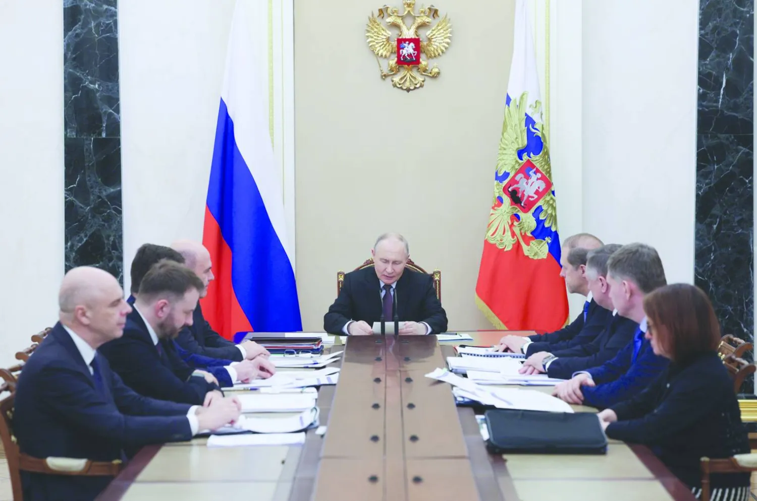 الرئيس الروسي فلاديمير بوتين خلال ترؤسه اجتماعاً في الكرملين أمس (أ.ب)