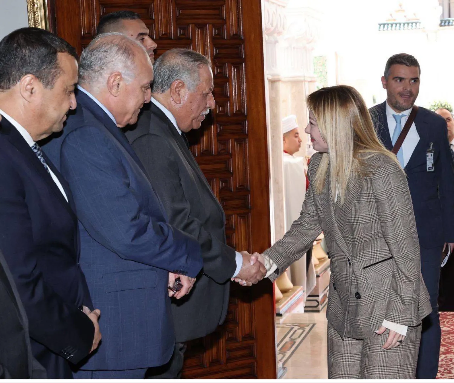 رئيسة الوزراء الإيطالية مع كبار المسؤولين الجزائريين (الرئاسة الجزائرية)