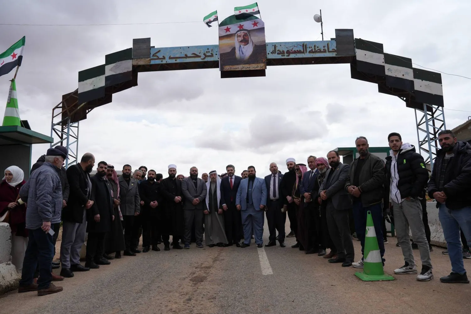 إزاحة الستار عن صورة سلطان باشا الأطرش في مدخل محافظة السويداء بحضور المحافظ ووزير الثقافة وعدد من الشخصيات السورية (حساب محافظة السويداء)