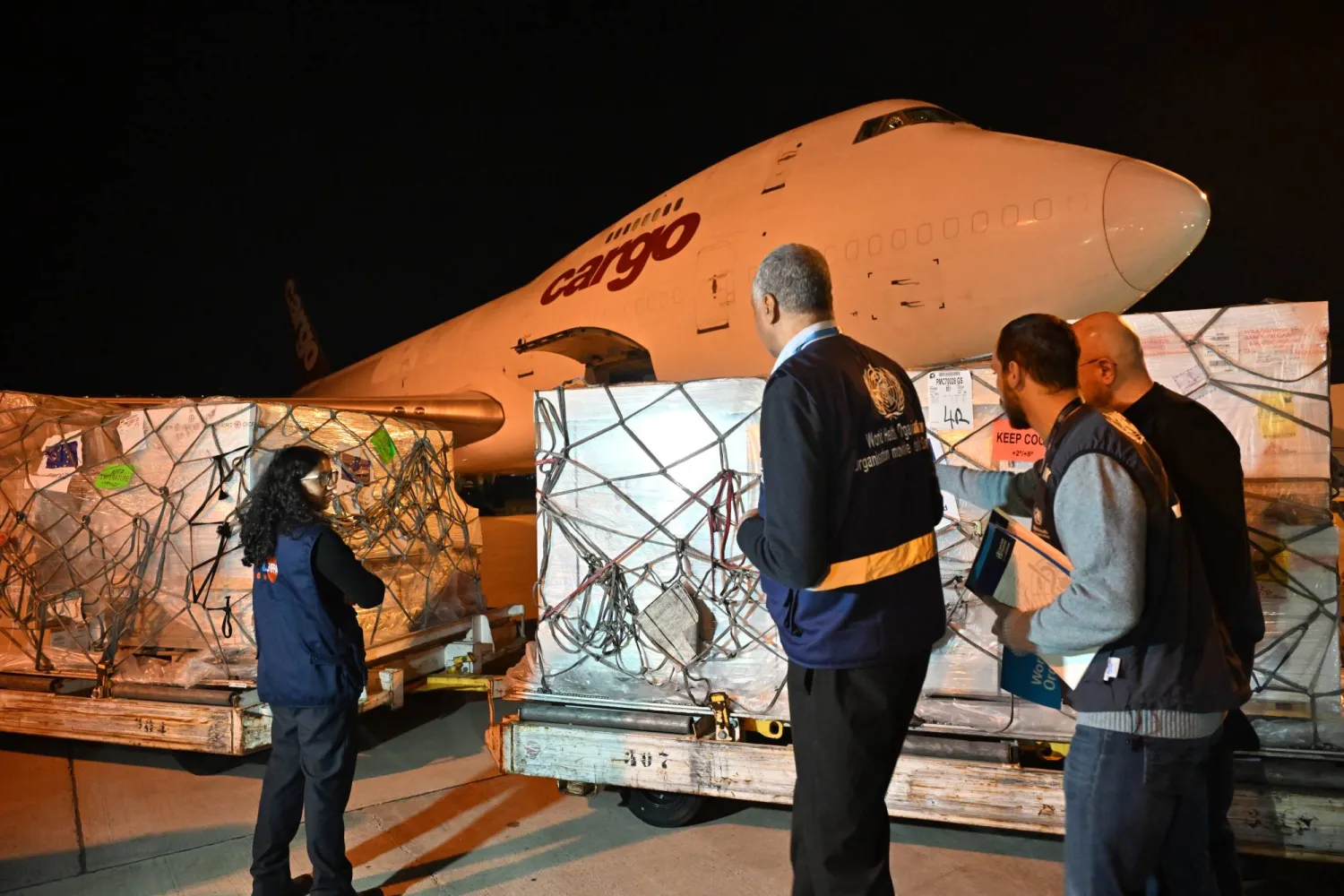 موظفون يفرِّغون شحنة مساعدات مقدَّمة من صندوق الأمم المتحدة للسكان ومنظمة الصحة العالمية بمطار بيروت الدولي بلبنان 23 مارس 2026 (إ.ب.أ)