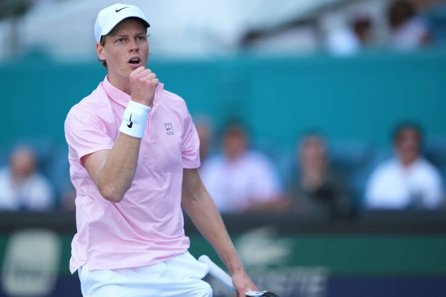 سينر محتفلاً بالفوز (أ.ب)