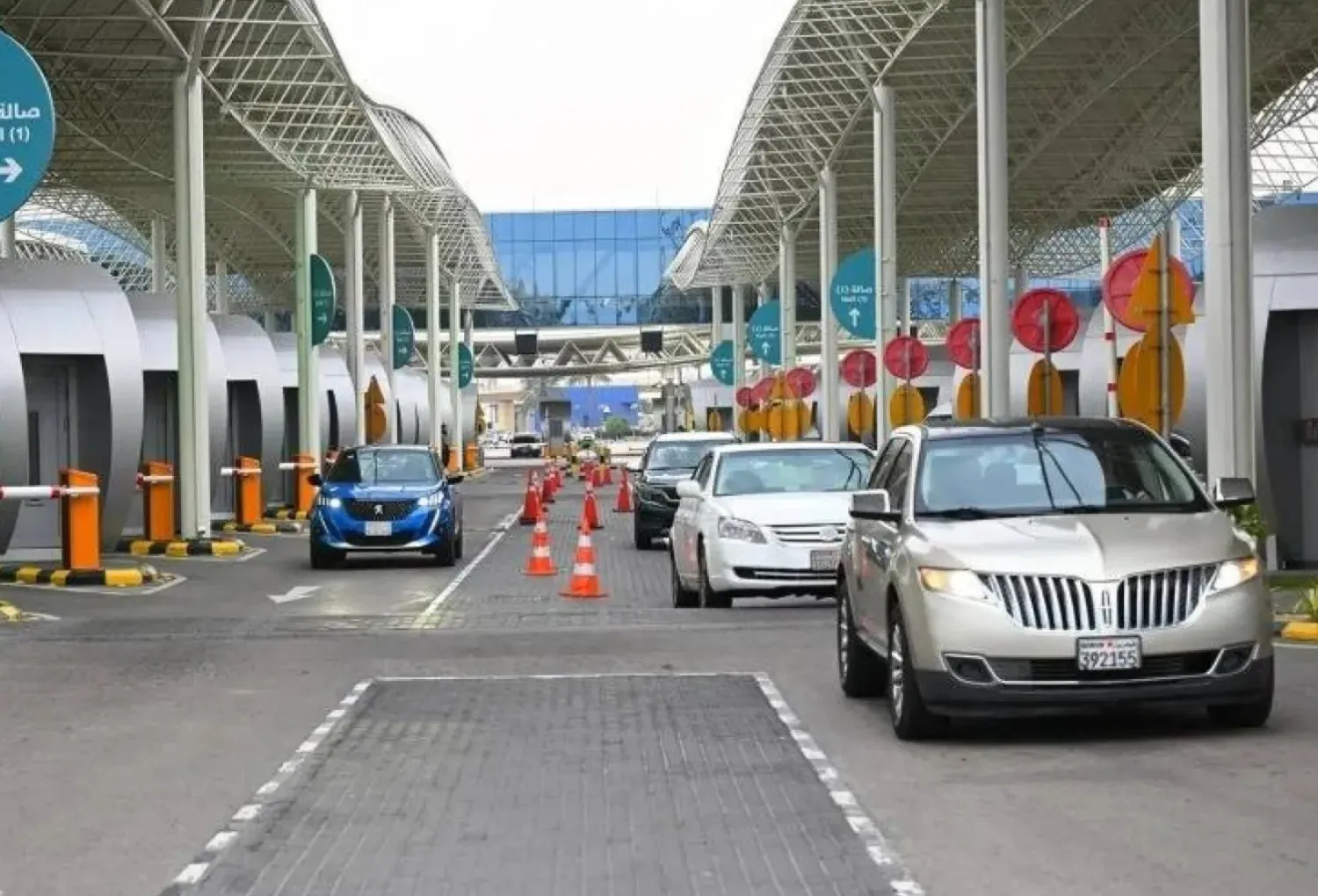 Vehicles complete crossing procedures on King Fahd Causeway linking Saudi Arabia and Bahrain (SPA)


