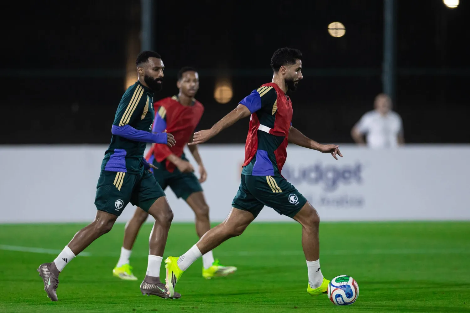 لاعبو الأخضر خلال استعداداتهم للمواجهة (المنتخب السعودي)