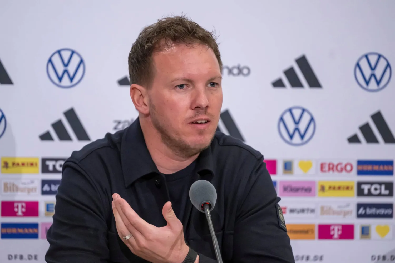 ناغلسمان خلال المؤتمر الصحافي (أ.ب)