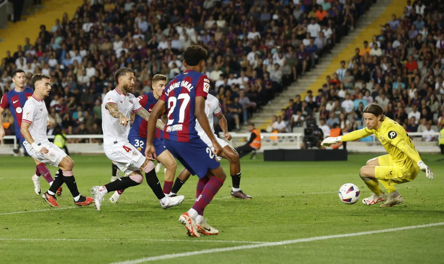 راموس إبان تمثيله إشبيلية في «الدوري الإسباني» (رويترز)